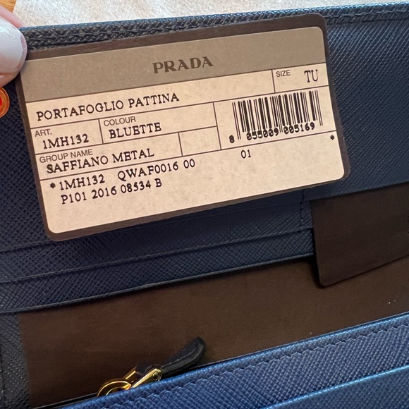 Brand new never worn PRADA wallet - Picture 8 of 8
